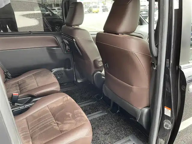 トヨタ エスクァイア ハイブリッド Gi プレミアムパッケージ 千葉県 2019(平31)年 4.8万km スパークリングブラックパールクリスタルシャイン 純正10インチナビ/(フルセグTV/BT/CD/DVD/FM/AM)/バックカメラ/衝突被害軽減システム/車線逸脱警報/クルーズコントロール/ハーフレザーシート/両側パワースライドドア/横滑り防止装置/ビルトインETC/アイドリングストップ/LEDヘッドライト/フォグランプ/オートライト/ウィンカーミラー/電動格納ミラー/純正15インチAW/シートヒーター/シートリフター/ステアリングヒーター/プッシュスタート/スマートキー/フロアマット/ドアバイザー/取扱説明書/保証書