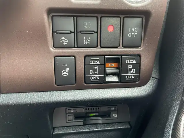 トヨタ エスクァイア ハイブリッド Gi プレミアムパッケージ 千葉県 2019(平31)年 4.8万km スパークリングブラックパールクリスタルシャイン 純正10インチナビ/(フルセグTV/BT/CD/DVD/FM/AM)/バックカメラ/衝突被害軽減システム/車線逸脱警報/クルーズコントロール/ハーフレザーシート/両側パワースライドドア/横滑り防止装置/ビルトインETC/アイドリングストップ/LEDヘッドライト/フォグランプ/オートライト/ウィンカーミラー/電動格納ミラー/純正15インチAW/シートヒーター/シートリフター/ステアリングヒーター/プッシュスタート/スマートキー/フロアマット/ドアバイザー/取扱説明書/保証書