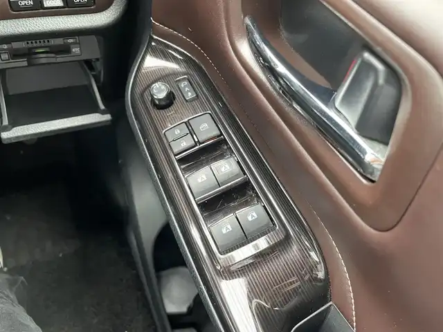 トヨタ エスクァイア ハイブリッド Gi プレミアムパッケージ 千葉県 2019(平31)年 4.8万km スパークリングブラックパールクリスタルシャイン 純正10インチナビ/(フルセグTV/BT/CD/DVD/FM/AM)/バックカメラ/衝突被害軽減システム/車線逸脱警報/クルーズコントロール/ハーフレザーシート/両側パワースライドドア/横滑り防止装置/ビルトインETC/アイドリングストップ/LEDヘッドライト/フォグランプ/オートライト/ウィンカーミラー/電動格納ミラー/純正15インチAW/シートヒーター/シートリフター/ステアリングヒーター/プッシュスタート/スマートキー/フロアマット/ドアバイザー/取扱説明書/保証書