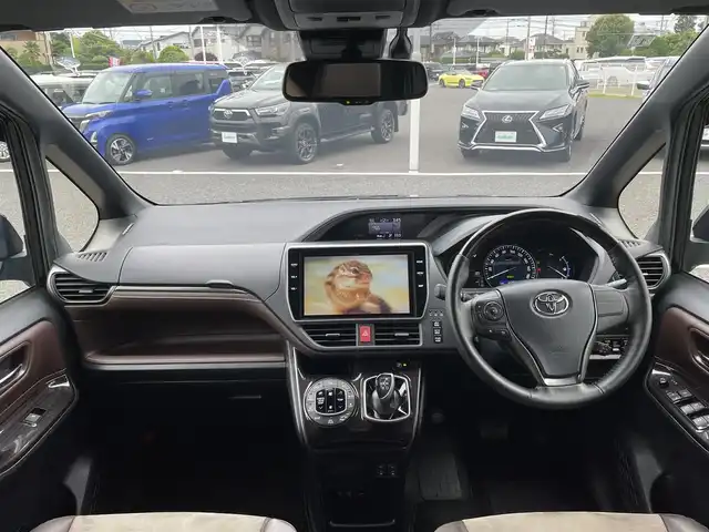トヨタ エスクァイア ハイブリッド Gi プレミアムパッケージ 千葉県 2019(平31)年 4.8万km スパークリングブラックパールクリスタルシャイン 純正10インチナビ/(フルセグTV/BT/CD/DVD/FM/AM)/バックカメラ/衝突被害軽減システム/車線逸脱警報/クルーズコントロール/ハーフレザーシート/両側パワースライドドア/横滑り防止装置/ビルトインETC/アイドリングストップ/LEDヘッドライト/フォグランプ/オートライト/ウィンカーミラー/電動格納ミラー/純正15インチAW/シートヒーター/シートリフター/ステアリングヒーター/プッシュスタート/スマートキー/フロアマット/ドアバイザー/取扱説明書/保証書