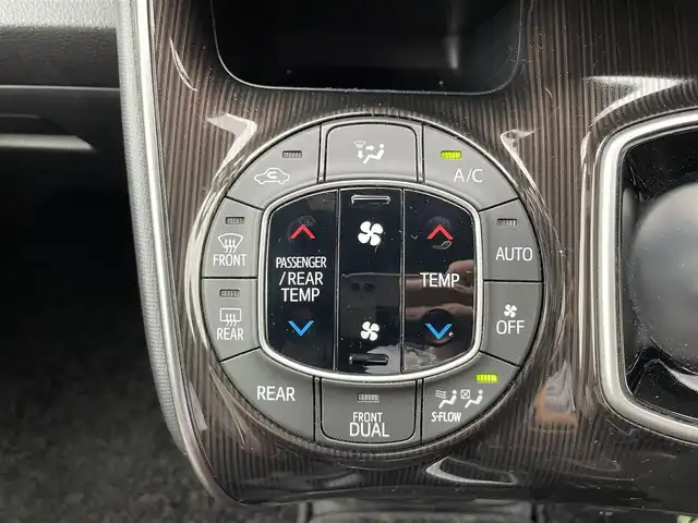 トヨタ エスクァイア ハイブリッド Gi プレミアムパッケージ 千葉県 2019(平31)年 4.8万km スパークリングブラックパールクリスタルシャイン 純正10インチナビ/(フルセグTV/BT/CD/DVD/FM/AM)/バックカメラ/衝突被害軽減システム/車線逸脱警報/クルーズコントロール/ハーフレザーシート/両側パワースライドドア/横滑り防止装置/ビルトインETC/アイドリングストップ/LEDヘッドライト/フォグランプ/オートライト/ウィンカーミラー/電動格納ミラー/純正15インチAW/シートヒーター/シートリフター/ステアリングヒーター/プッシュスタート/スマートキー/フロアマット/ドアバイザー/取扱説明書/保証書