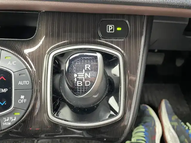 トヨタ エスクァイア ハイブリッド Gi プレミアムパッケージ 千葉県 2019(平31)年 4.8万km スパークリングブラックパールクリスタルシャイン 純正10インチナビ/(フルセグTV/BT/CD/DVD/FM/AM)/バックカメラ/衝突被害軽減システム/車線逸脱警報/クルーズコントロール/ハーフレザーシート/両側パワースライドドア/横滑り防止装置/ビルトインETC/アイドリングストップ/LEDヘッドライト/フォグランプ/オートライト/ウィンカーミラー/電動格納ミラー/純正15インチAW/シートヒーター/シートリフター/ステアリングヒーター/プッシュスタート/スマートキー/フロアマット/ドアバイザー/取扱説明書/保証書