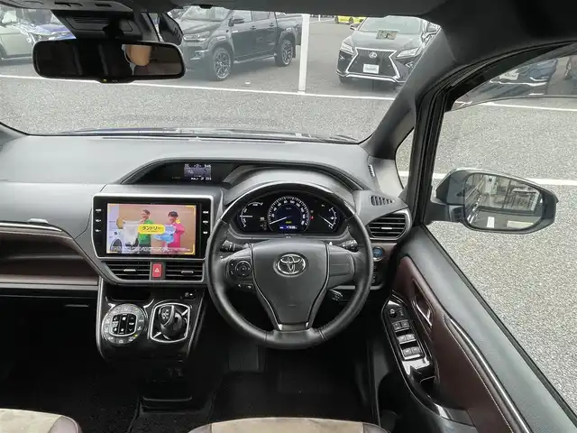 トヨタ エスクァイア ハイブリッド Gi プレミアムパッケージ 千葉県 2019(平31)年 4.8万km スパークリングブラックパールクリスタルシャイン 純正10インチナビ/(フルセグTV/BT/CD/DVD/FM/AM)/バックカメラ/衝突被害軽減システム/車線逸脱警報/クルーズコントロール/ハーフレザーシート/両側パワースライドドア/横滑り防止装置/ビルトインETC/アイドリングストップ/LEDヘッドライト/フォグランプ/オートライト/ウィンカーミラー/電動格納ミラー/純正15インチAW/シートヒーター/シートリフター/ステアリングヒーター/プッシュスタート/スマートキー/フロアマット/ドアバイザー/取扱説明書/保証書