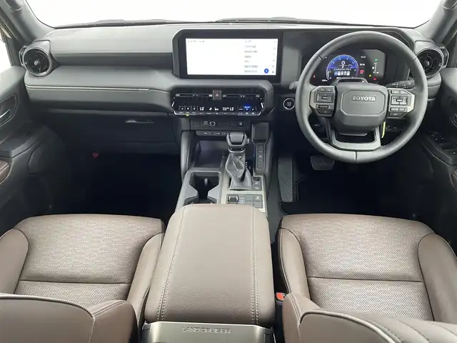 トヨタ ランドクルーザー ２５０ VX ファーストエディション 福井県 2024(令6)年 0.2万km ベージュＭ ４WD/サンルーフ/純正12.3インチディスプレイオーディオ/フルセグTV/TV/Bluetooth/Miracast/USB/AM/FM/トヨタチームメイト/トヨタセーフティセンス/・衝突軽減システム/・ブラインドスポットモニター/・安心降車アシスト/・レーダークルーズコントロール/・パノラミックビューモニター/・クリアランスソナー/・オートマチックハイビーム/ビルトインETC2.0/デジタルインナーミラー/ステアリングスイッチ/カラーメーター/マルチインフォメーションディスプレイ/電動パーキングブレーキ/ブレーキホールド/パワーシート/シートヒーター/シートベンチレーション/革巻きステアリング/ステアリングヒーター/ステアリングチルド機構/パワーバックドア