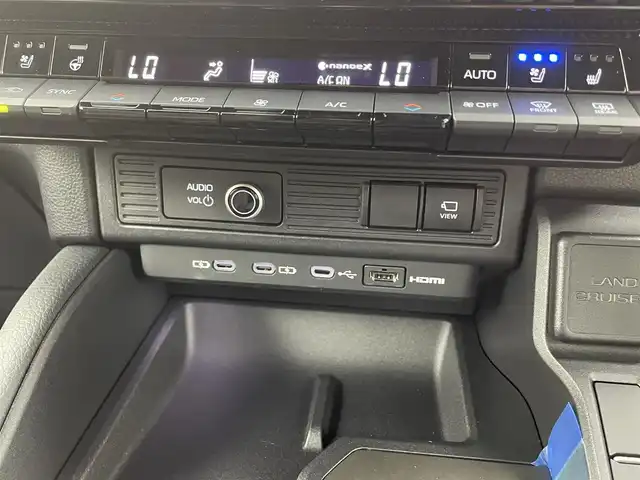トヨタ ランドクルーザー ２５０ VX ファーストエディション 福井県 2024(令6)年 0.2万km ベージュＭ ４WD/サンルーフ/純正12.3インチディスプレイオーディオ/フルセグTV/TV/Bluetooth/Miracast/USB/AM/FM/トヨタチームメイト/トヨタセーフティセンス/・衝突軽減システム/・ブラインドスポットモニター/・安心降車アシスト/・レーダークルーズコントロール/・パノラミックビューモニター/・クリアランスソナー/・オートマチックハイビーム/ビルトインETC2.0/デジタルインナーミラー/ステアリングスイッチ/カラーメーター/マルチインフォメーションディスプレイ/電動パーキングブレーキ/ブレーキホールド/パワーシート/シートヒーター/シートベンチレーション/革巻きステアリング/ステアリングヒーター/ステアリングチルド機構/パワーバックドア