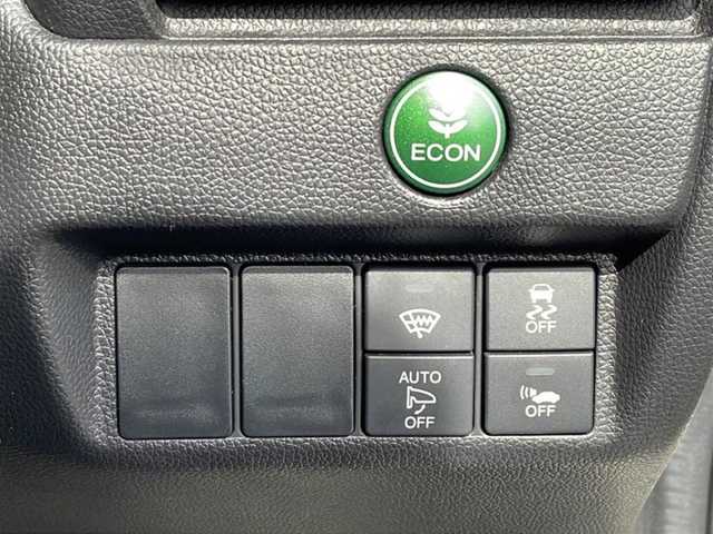 ホンダ フィット ハイブリット Lパッケージ 道北・旭川 2016(平28)年 4.5万km プレミアムホワイトパールⅡ /4WD//禁煙車//寒冷地仕様//純正ナビ/BT/SD/CD/DVD/ワンセグ//衝突軽減ブレーキ//誤発進抑制機能//クルーズコントロール//ハーフレザーシート//ステアリングスィッチ//革巻きステアリング//オートエアコン//オートライト//プッシュスタート//LEDヘッドライト//ヘッドライトウィンカー//ETC//ドライブレコーダー//フロントデアイサー//取扱説明書//保証書//スペアキー