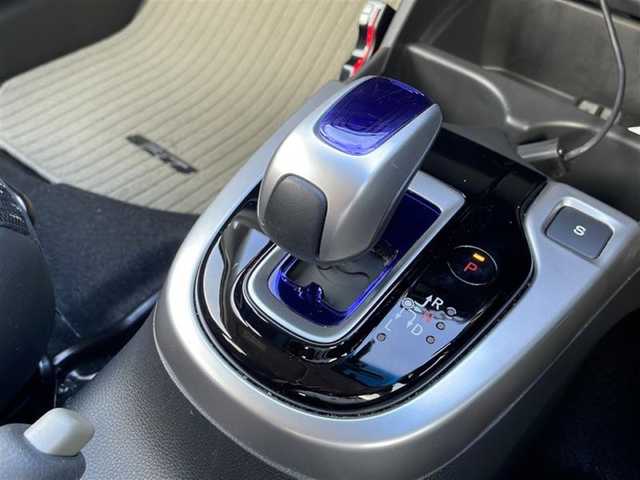 ホンダ フィット ハイブリット Lパッケージ 道北・旭川 2016(平28)年 4.5万km プレミアムホワイトパールⅡ /4WD//禁煙車//寒冷地仕様//純正ナビ/BT/SD/CD/DVD/ワンセグ//衝突軽減ブレーキ//誤発進抑制機能//クルーズコントロール//ハーフレザーシート//ステアリングスィッチ//革巻きステアリング//オートエアコン//オートライト//プッシュスタート//LEDヘッドライト//ヘッドライトウィンカー//ETC//ドライブレコーダー//フロントデアイサー//取扱説明書//保証書//スペアキー