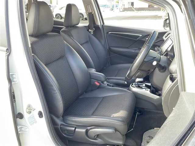 ホンダ フィット ハイブリット Lパッケージ 道北・旭川 2016(平28)年 4.5万km プレミアムホワイトパールⅡ /4WD//禁煙車//寒冷地仕様//純正ナビ/BT/SD/CD/DVD/ワンセグ//衝突軽減ブレーキ//誤発進抑制機能//クルーズコントロール//ハーフレザーシート//ステアリングスィッチ//革巻きステアリング//オートエアコン//オートライト//プッシュスタート//LEDヘッドライト//ヘッドライトウィンカー//ETC//ドライブレコーダー//フロントデアイサー//取扱説明書//保証書//スペアキー