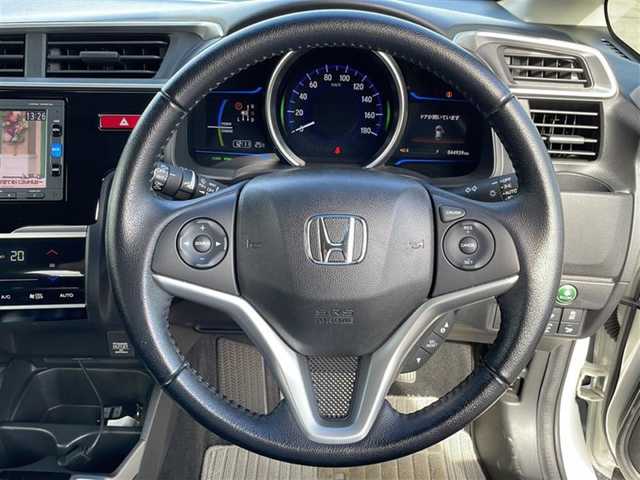 ホンダ フィット ハイブリット Lパッケージ 道北・旭川 2016(平28)年 4.5万km プレミアムホワイトパールⅡ /4WD//禁煙車//寒冷地仕様//純正ナビ/BT/SD/CD/DVD/ワンセグ//衝突軽減ブレーキ//誤発進抑制機能//クルーズコントロール//ハーフレザーシート//ステアリングスィッチ//革巻きステアリング//オートエアコン//オートライト//プッシュスタート//LEDヘッドライト//ヘッドライトウィンカー//ETC//ドライブレコーダー//フロントデアイサー//取扱説明書//保証書//スペアキー