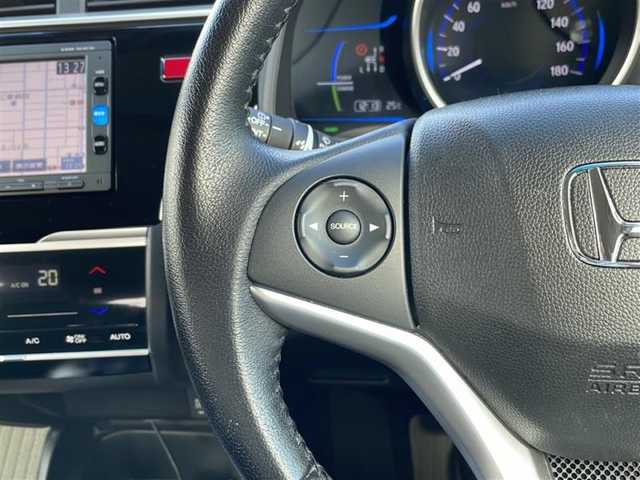 ホンダ フィット ハイブリット Lパッケージ 道北・旭川 2016(平28)年 4.5万km プレミアムホワイトパールⅡ /4WD//禁煙車//寒冷地仕様//純正ナビ/BT/SD/CD/DVD/ワンセグ//衝突軽減ブレーキ//誤発進抑制機能//クルーズコントロール//ハーフレザーシート//ステアリングスィッチ//革巻きステアリング//オートエアコン//オートライト//プッシュスタート//LEDヘッドライト//ヘッドライトウィンカー//ETC//ドライブレコーダー//フロントデアイサー//取扱説明書//保証書//スペアキー