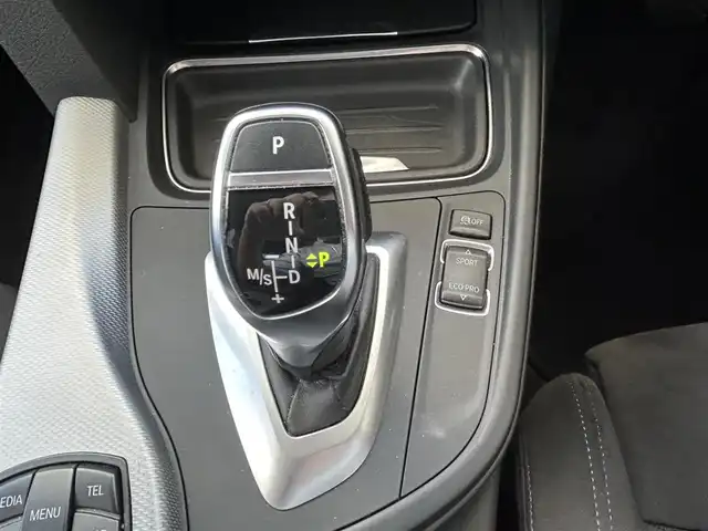 ＢＭＷ ３２０ｉ Mスポーツ 兵庫県 2014(平26)年 9.3万km 白 ディーラーナビ（AM/FM/CD/BT)/バックカメラ/プッシュスタート/ステアリングリモコン/クルーズコントロール/ETC/前席パワーシート（運転席メモリー付き）/フロアマット/コーナーセンサー/純正18インチアルミホイール/スペアキー本