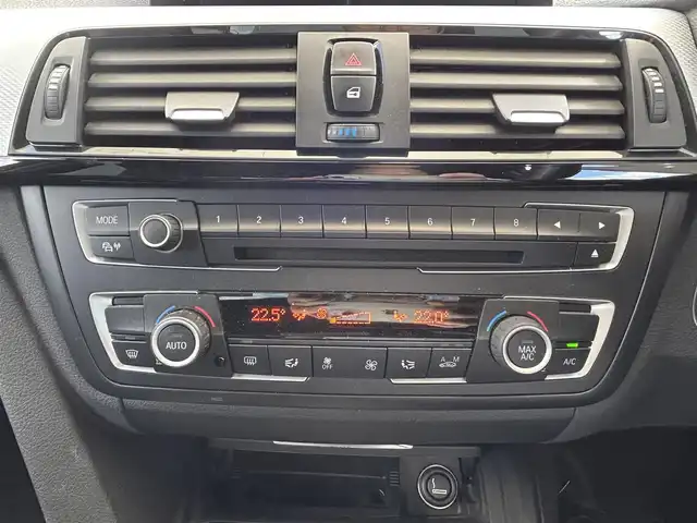 ＢＭＷ ３２０ｉ Mスポーツ 兵庫県 2014(平26)年 9.3万km 白 ディーラーナビ（AM/FM/CD/BT)/バックカメラ/プッシュスタート/ステアリングリモコン/クルーズコントロール/ETC/前席パワーシート（運転席メモリー付き）/フロアマット/コーナーセンサー/純正18インチアルミホイール/スペアキー本