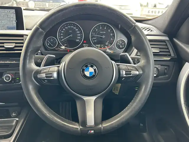 ＢＭＷ ３２０ｉ Mスポーツ 兵庫県 2014(平26)年 9.3万km 白 ディーラーナビ（AM/FM/CD/BT)/バックカメラ/プッシュスタート/ステアリングリモコン/クルーズコントロール/ETC/前席パワーシート（運転席メモリー付き）/フロアマット/コーナーセンサー/純正18インチアルミホイール/スペアキー本
