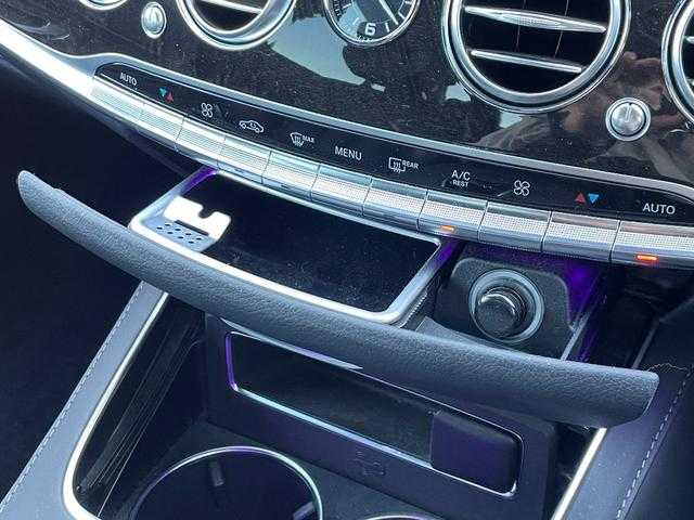 メルセデス・ベンツ Ｓ５６０Ｌ AMGライン 埼玉県 2017(平29)年 5.8万km イリジウムシルバー 登録時57659km/サンルーフ/レーダーセーフティーパッケージ/エアバランスパッケージ/HUD/アンビエントライト/純正ナビ/　AM/FM/Bluetooth/フルセグTV/アラウンドビューモニター/レーダークルーズコントロール/レーンキープアシスト/アクティブブレーキアシスト/ブラインドスポットモニター/道路標示アシスト/パドルシフト/ステアリングスイッチ/全席パワーシート/メモリーシート/全席シートヒーター/エアシート/スマートキー/取扱説明書