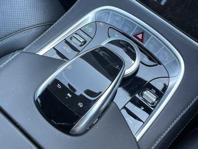 メルセデス・ベンツ Ｓ５６０Ｌ AMGライン 埼玉県 2017(平29)年 5.8万km イリジウムシルバー 登録時57659km/サンルーフ/レーダーセーフティーパッケージ/エアバランスパッケージ/HUD/アンビエントライト/純正ナビ/　AM/FM/Bluetooth/フルセグTV/アラウンドビューモニター/レーダークルーズコントロール/レーンキープアシスト/アクティブブレーキアシスト/ブラインドスポットモニター/道路標示アシスト/パドルシフト/ステアリングスイッチ/全席パワーシート/メモリーシート/全席シートヒーター/エアシート/スマートキー/取扱説明書