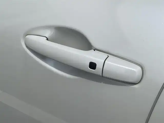 スズキ スイフト RSt 香川県 2019(令1)年 5.7万km ピュアホワイトP SDナビ　/ビルトインETC　/全方位カメラ　/Bluetooth　/レーンキープアシスト　/クルーズコントロール　/フルセグTV/盗難防止装置　/横滑り防止　/パドルシフト　/LEDライト　/Wサイドエアバッグ　/衝突被害軽減システム/シートヒーター
