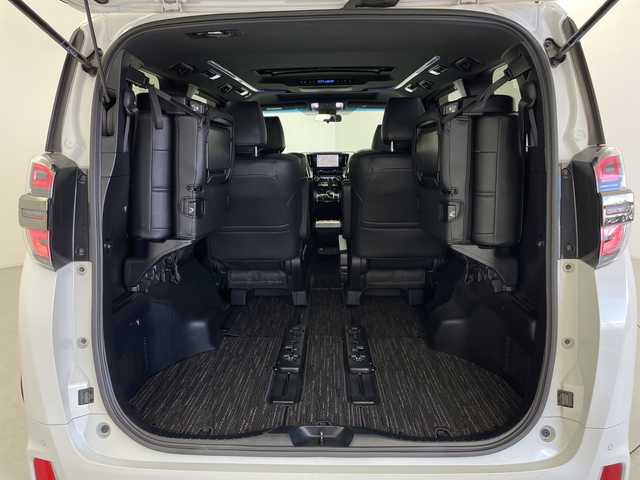 トヨタ ヴェルファイア ゴールデンアイズⅢ 愛知県 2022(令4)年 2.7万km ホワイトパールクリスタルシャイン 純正ビルトインナビ/・Bluetooth/・Miracast/・フルセグ（テレビキット装着）/純正CD/DVDデッキ/バックカメラ/純正フリップダウンモニター/DSRC対応ビルトインETC/電動ムーンルーフ/両側パワースライドドア/パワーバックドア/２列目オットマンシート/トヨタセーフティセンス/・プリクラッシュセーフティ/・レーントレースアシスト/・パーキングサポートブレーキ/・レーダークルーズコントロール/・ブラインドスポットモニター/・リヤクロストラフィックアラート/・ロードサインアシスト/電動パーキングブレーキ/AC100V電源コンセント/横滑り防止/プッシュスタート