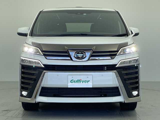 トヨタ ヴェルファイア ゴールデンアイズⅢ 愛知県 2022(令4)年 2.7万km ホワイトパールクリスタルシャイン 純正ビルトインナビ/・Bluetooth/・Miracast/・フルセグ（テレビキット装着）/純正CD/DVDデッキ/バックカメラ/純正フリップダウンモニター/DSRC対応ビルトインETC/電動ムーンルーフ/両側パワースライドドア/パワーバックドア/２列目オットマンシート/トヨタセーフティセンス/・プリクラッシュセーフティ/・レーントレースアシスト/・パーキングサポートブレーキ/・レーダークルーズコントロール/・ブラインドスポットモニター/・リヤクロストラフィックアラート/・ロードサインアシスト/電動パーキングブレーキ/AC100V電源コンセント/横滑り防止/プッシュスタート
