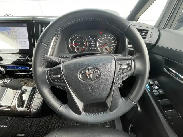 トヨタ ヴェルファイア ゴールデンアイズⅢ 千葉県 2022(令4)年 2.7万km ホワイトパールクリスタルシャイン トヨタセーフティセンス/・衝突軽減ブレーキ/レーンキープアシスト/・レーダークルーズコントロール/オートハイビーム/・クリアランスソナー/サンルーフ/フリップダウンモニター/純正9インチディスプレイナビ/・フルセグ/BT/DVD/CD/USB/バックカメラ/ステアリングスイッチ/ETC/MTモード/両側パワースライドドア/パワーバックドア/電動パーキングブレーキ/LEDヘッドライト/オートライト/ハーフレザーシート/フォグライト/スマートキー/プッシュスタート/純正フロアマット/純正18インチAW/革調シートカバー