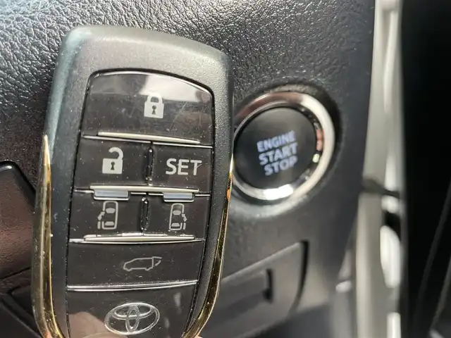 トヨタ ヴェルファイア ゴールデンアイズⅢ 千葉県 2022(令4)年 2.7万km ホワイトパールクリスタルシャイン トヨタセーフティセンス/・衝突軽減ブレーキ/レーンキープアシスト/・レーダークルーズコントロール/オートハイビーム/・クリアランスソナー/サンルーフ/フリップダウンモニター/純正9インチディスプレイナビ/・フルセグ/BT/DVD/CD/USB/バックカメラ/ステアリングスイッチ/ETC/MTモード/両側パワースライドドア/パワーバックドア/電動パーキングブレーキ/LEDヘッドライト/オートライト/ハーフレザーシート/フォグライト/スマートキー/プッシュスタート/純正フロアマット/純正18インチAW/革調シートカバー