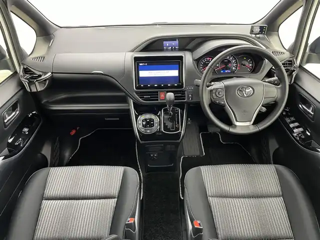 トヨタ ヴォクシー ZS 煌Ⅱ 岡山県 2020(令2)年 0.7万km ホワイトパールクリスタルシャイン 純正９インチナビ　(NSZT-Y68T)/【CD/DVD/BT/USB/フルセグ】/フリップダウンモニター　/両側電動スライドドア　/ＬＥＤヘッドライト　/ＥＴＣ　/バックカメラ　/クルーズコントロール　/コーナーセンサー　前後/オートハイビーム/アイドリングストップ/ドライブレコーダー前後/純正16インチアルミ/禁煙車/衝突軽減システム