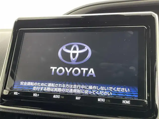 トヨタ ヴォクシー ZS 煌Ⅱ 岡山県 2020(令2)年 0.7万km ホワイトパールクリスタルシャイン 純正９インチナビ　(NSZT-Y68T)/【CD/DVD/BT/USB/フルセグ】/フリップダウンモニター　/両側電動スライドドア　/ＬＥＤヘッドライト　/ＥＴＣ　/バックカメラ　/クルーズコントロール　/コーナーセンサー　前後/オートハイビーム/アイドリングストップ/ドライブレコーダー前後/純正16インチアルミ/禁煙車/衝突軽減システム
