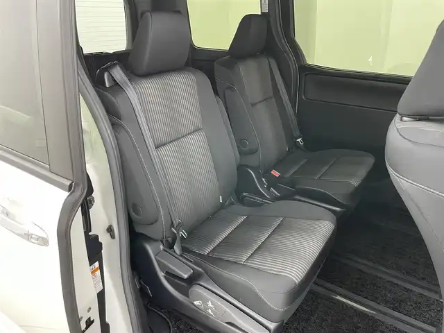 トヨタ ヴォクシー ZS 煌Ⅱ 岡山県 2020(令2)年 0.7万km ホワイトパールクリスタルシャイン 純正９インチナビ　(NSZT-Y68T)/【CD/DVD/BT/USB/フルセグ】/フリップダウンモニター　/両側電動スライドドア　/ＬＥＤヘッドライト　/ＥＴＣ　/バックカメラ　/クルーズコントロール　/コーナーセンサー　前後/オートハイビーム/アイドリングストップ/ドライブレコーダー前後/純正16インチアルミ/禁煙車/衝突軽減システム