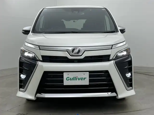 トヨタ ヴォクシー ZS 煌Ⅱ 岡山県 2020(令2)年 0.7万km ホワイトパールクリスタルシャイン 純正９インチナビ　(NSZT-Y68T)/【CD/DVD/BT/USB/フルセグ】/フリップダウンモニター　/両側電動スライドドア　/ＬＥＤヘッドライト　/ＥＴＣ　/バックカメラ　/クルーズコントロール　/コーナーセンサー　前後/オートハイビーム/アイドリングストップ/ドライブレコーダー前後/純正16インチアルミ/禁煙車/衝突軽減システム