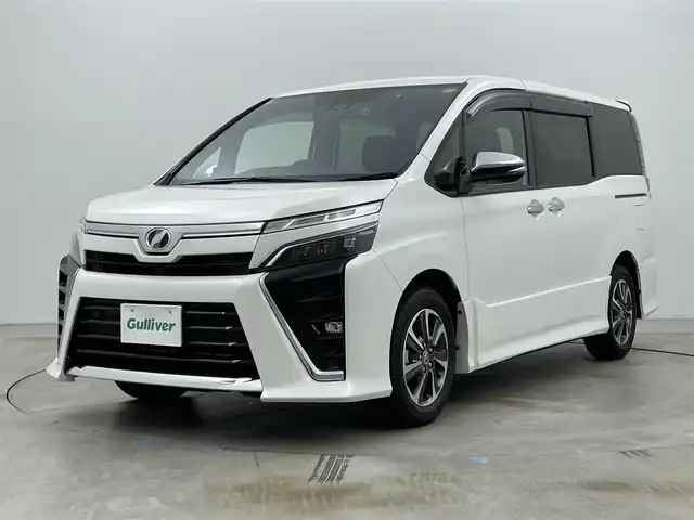 トヨタ ヴォクシー ZS 煌Ⅱ 岡山県 2020(令2)年 0.7万km ホワイトパールクリスタルシャイン 純正９インチナビ　(NSZT-Y68T)/【CD/DVD/BT/USB/フルセグ】/フリップダウンモニター　/両側電動スライドドア　/ＬＥＤヘッドライト　/ＥＴＣ　/バックカメラ　/クルーズコントロール　/コーナーセンサー　前後/オートハイビーム/アイドリングストップ/ドライブレコーダー前後/純正16インチアルミ/禁煙車/衝突軽減システム