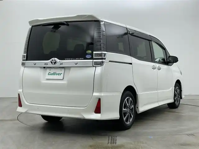 トヨタ ヴォクシー ZS 煌Ⅱ 岡山県 2020(令2)年 0.7万km ホワイトパールクリスタルシャイン 純正９インチナビ　(NSZT-Y68T)/【CD/DVD/BT/USB/フルセグ】/フリップダウンモニター　/両側電動スライドドア　/ＬＥＤヘッドライト　/ＥＴＣ　/バックカメラ　/クルーズコントロール　/コーナーセンサー　前後/オートハイビーム/アイドリングストップ/ドライブレコーダー前後/純正16インチアルミ/禁煙車/衝突軽減システム