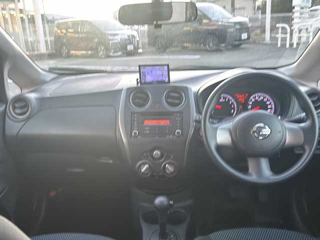 日産 ノート X 山梨県 2013(平25)年 8.4万km ラディアントレッド ポータブルナビ/ライトレベライザー/アイドリングストップ/スマートキー