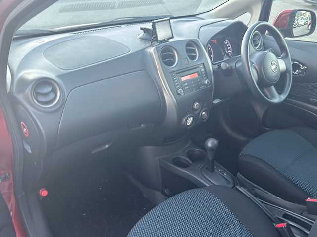 日産 ノート X 山梨県 2013(平25)年 8.4万km ラディアントレッド ポータブルナビ/ライトレベライザー/アイドリングストップ/スマートキー