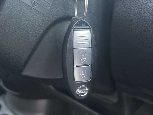 日産 ノート X 山梨県 2013(平25)年 8.4万km ラディアントレッド ポータブルナビ/ライトレベライザー/アイドリングストップ/スマートキー