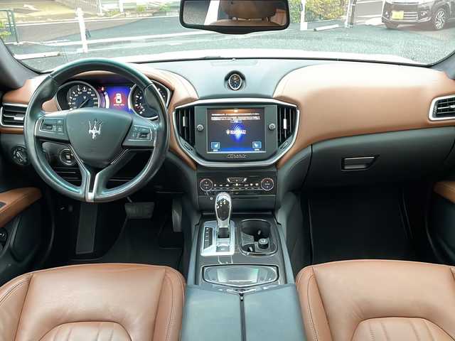 マセラティ ギブリ 東京都 2015(平27)年 4万km 白 純正メーカーナビ/【TV/Bluetooth/AUX/DVD/CD】/バックカメラ/ETC/クルーズコントロール/D/N席シートヒーター/D/N席パワーシート/プッシュスタート/スマートキー×2/MTモード付AT/HIDオートライト