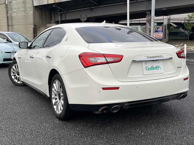 マセラティ ギブリ 東京都 2015(平27)年 4万km 白 純正メーカーナビ/【TV/Bluetooth/AUX/DVD/CD】/バックカメラ/ETC/クルーズコントロール/D/N席シートヒーター/D/N席パワーシート/プッシュスタート/スマートキー×2/MTモード付AT/HIDオートライト