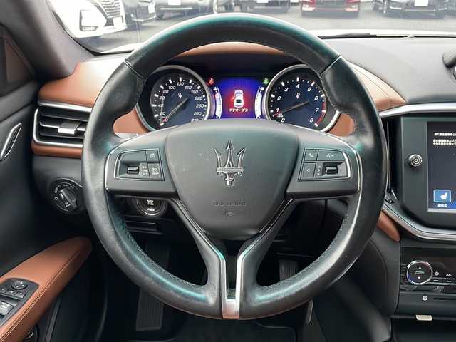 マセラティ ギブリ 東京都 2015(平27)年 4万km 白 純正メーカーナビ/【TV/Bluetooth/AUX/DVD/CD】/バックカメラ/ETC/クルーズコントロール/D/N席シートヒーター/D/N席パワーシート/プッシュスタート/スマートキー×2/MTモード付AT/HIDオートライト