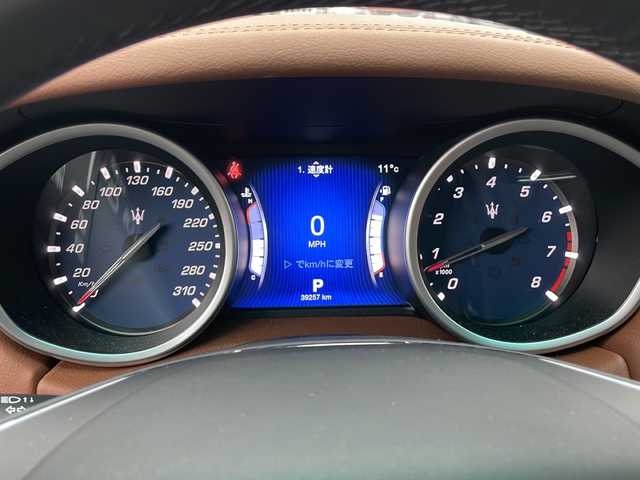 マセラティ ギブリ 東京都 2015(平27)年 4万km 白 純正メーカーナビ/【TV/Bluetooth/AUX/DVD/CD】/バックカメラ/ETC/クルーズコントロール/D/N席シートヒーター/D/N席パワーシート/プッシュスタート/スマートキー×2/MTモード付AT/HIDオートライト