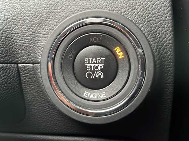 マセラティ ギブリ 東京都 2015(平27)年 4万km 白 純正メーカーナビ/【TV/Bluetooth/AUX/DVD/CD】/バックカメラ/ETC/クルーズコントロール/D/N席シートヒーター/D/N席パワーシート/プッシュスタート/スマートキー×2/MTモード付AT/HIDオートライト