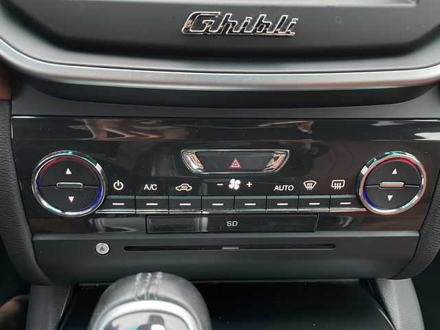 マセラティ ギブリ 東京都 2015(平27)年 4万km 白 純正メーカーナビ/【TV/Bluetooth/AUX/DVD/CD】/バックカメラ/ETC/クルーズコントロール/D/N席シートヒーター/D/N席パワーシート/プッシュスタート/スマートキー×2/MTモード付AT/HIDオートライト