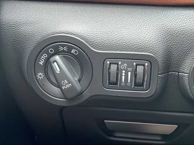 マセラティ ギブリ 東京都 2015(平27)年 4万km 白 純正メーカーナビ/【TV/Bluetooth/AUX/DVD/CD】/バックカメラ/ETC/クルーズコントロール/D/N席シートヒーター/D/N席パワーシート/プッシュスタート/スマートキー×2/MTモード付AT/HIDオートライト