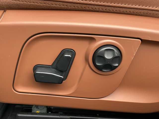 マセラティ ギブリ 東京都 2015(平27)年 4万km 白 純正メーカーナビ/【TV/Bluetooth/AUX/DVD/CD】/バックカメラ/ETC/クルーズコントロール/D/N席シートヒーター/D/N席パワーシート/プッシュスタート/スマートキー×2/MTモード付AT/HIDオートライト