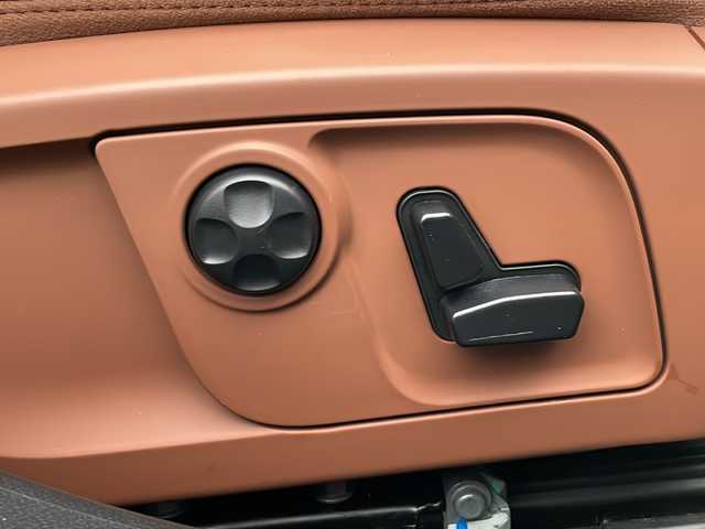 マセラティ ギブリ 東京都 2015(平27)年 4万km 白 純正メーカーナビ/【TV/Bluetooth/AUX/DVD/CD】/バックカメラ/ETC/クルーズコントロール/D/N席シートヒーター/D/N席パワーシート/プッシュスタート/スマートキー×2/MTモード付AT/HIDオートライト