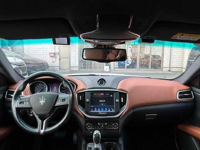 マセラティ ギブリ 埼玉県 2015(平27)年 4万km 白 メーカーナビ/【TV/Bluetooth/AUX/DVD/CD】/バックカメラ/ETC/クルーズコントロール/ドライブレコーダー/レザーシート/D/N席シートヒーター/D/N席パワーシート/プッシュスタート/MTモード付AT/HID