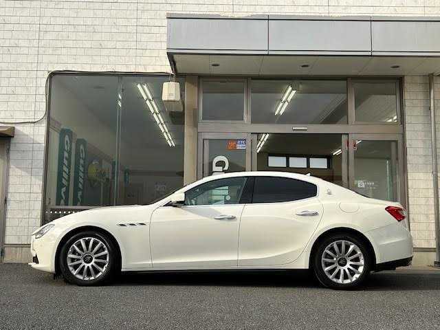 マセラティ ギブリ 埼玉県 2015(平27)年 4万km 白 メーカーナビ/【TV/Bluetooth/AUX/DVD/CD】/バックカメラ/ETC/クルーズコントロール/ドライブレコーダー/レザーシート/D/N席シートヒーター/D/N席パワーシート/プッシュスタート/MTモード付AT/HID