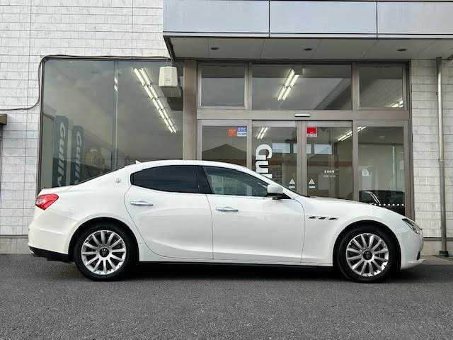 マセラティ ギブリ 埼玉県 2015(平27)年 4万km 白 メーカーナビ/【TV/Bluetooth/AUX/DVD/CD】/バックカメラ/ETC/クルーズコントロール/ドライブレコーダー/レザーシート/D/N席シートヒーター/D/N席パワーシート/プッシュスタート/MTモード付AT/HID