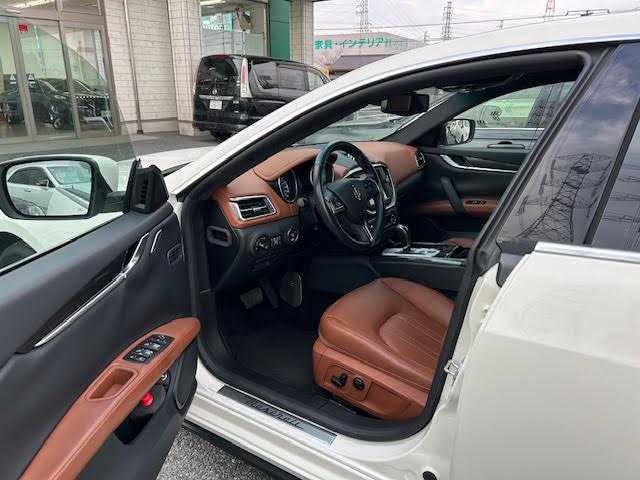 マセラティ ギブリ 埼玉県 2015(平27)年 4万km 白 メーカーナビ/【TV/Bluetooth/AUX/DVD/CD】/バックカメラ/ETC/クルーズコントロール/ドライブレコーダー/レザーシート/D/N席シートヒーター/D/N席パワーシート/プッシュスタート/MTモード付AT/HID