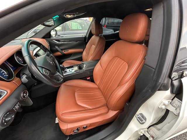 マセラティ ギブリ 埼玉県 2015(平27)年 4万km 白 メーカーナビ/【TV/Bluetooth/AUX/DVD/CD】/バックカメラ/ETC/クルーズコントロール/ドライブレコーダー/レザーシート/D/N席シートヒーター/D/N席パワーシート/プッシュスタート/MTモード付AT/HID