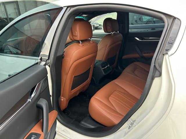 マセラティ ギブリ 埼玉県 2015(平27)年 4万km 白 メーカーナビ/【TV/Bluetooth/AUX/DVD/CD】/バックカメラ/ETC/クルーズコントロール/ドライブレコーダー/レザーシート/D/N席シートヒーター/D/N席パワーシート/プッシュスタート/MTモード付AT/HID