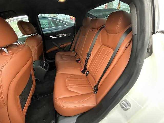 マセラティ ギブリ 埼玉県 2015(平27)年 4万km 白 メーカーナビ/【TV/Bluetooth/AUX/DVD/CD】/バックカメラ/ETC/クルーズコントロール/ドライブレコーダー/レザーシート/D/N席シートヒーター/D/N席パワーシート/プッシュスタート/MTモード付AT/HID