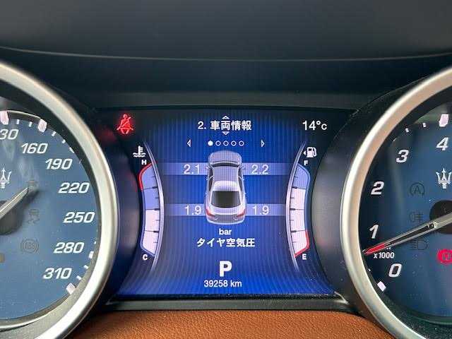 マセラティ ギブリ 埼玉県 2015(平27)年 4万km 白 メーカーナビ/【TV/Bluetooth/AUX/DVD/CD】/バックカメラ/ETC/クルーズコントロール/ドライブレコーダー/レザーシート/D/N席シートヒーター/D/N席パワーシート/プッシュスタート/MTモード付AT/HID